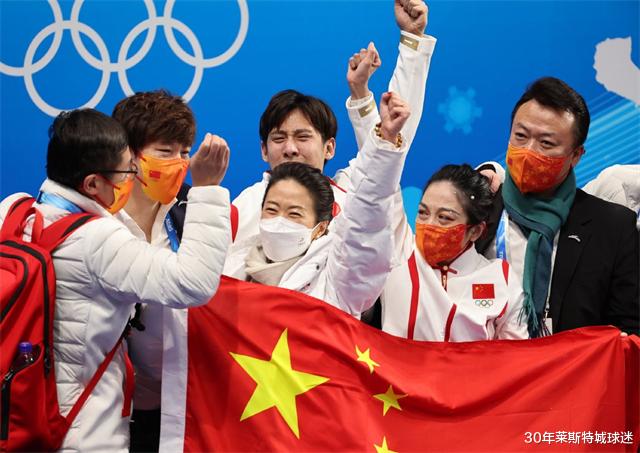 申雪|中国超越美国升至奖牌榜第三！韩聪抱起隋文静，申雪赵宏博秀恩爱