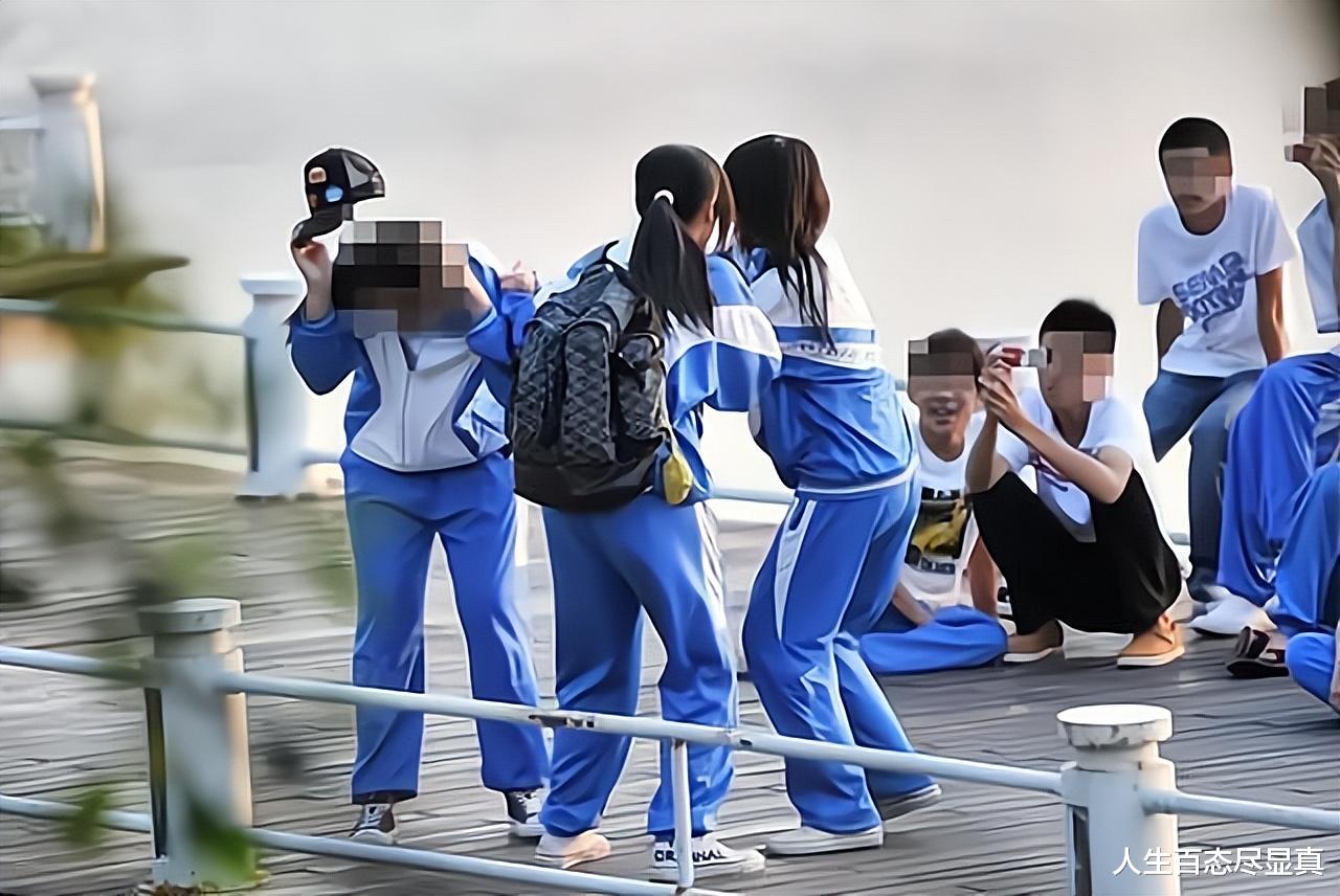 少年在厕所内遭15人围殴,正当防卫反被关了11个月,理由极为可笑