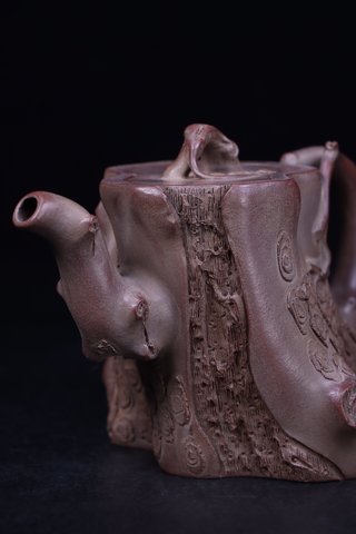 |清:松树桩形老紫砂壶。