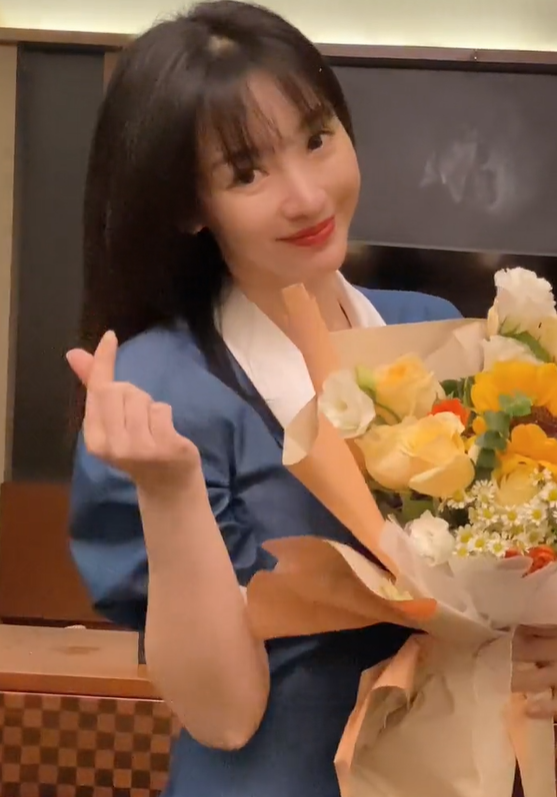 张歆艺|柳岩520收鲜花比心送祝福,穿超短裙跳热舞,妩媚性感