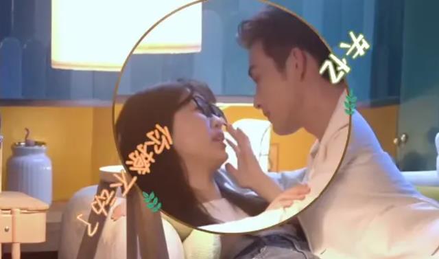 张彬彬|张彬彬摘眼镜吻戏!爱情渲染很到位,观众有种参与感