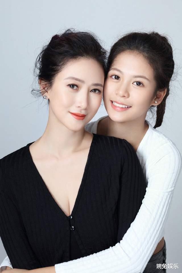 |15岁女儿写给妈妈的情书，翁虹看完后回女儿：为你感到骄傲