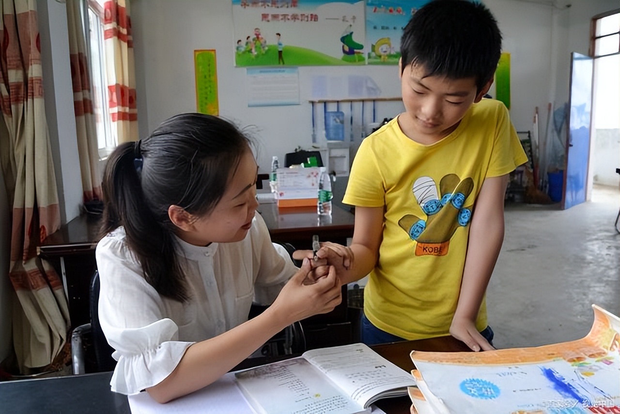 孙子被同学“霸凌”,奶奶当众下跪:若不是走投无路,又怎会如此