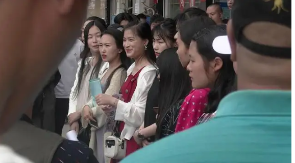 横店|横店群演日活3万，校花遍地走，懒汉随处见，幻想一夜成名