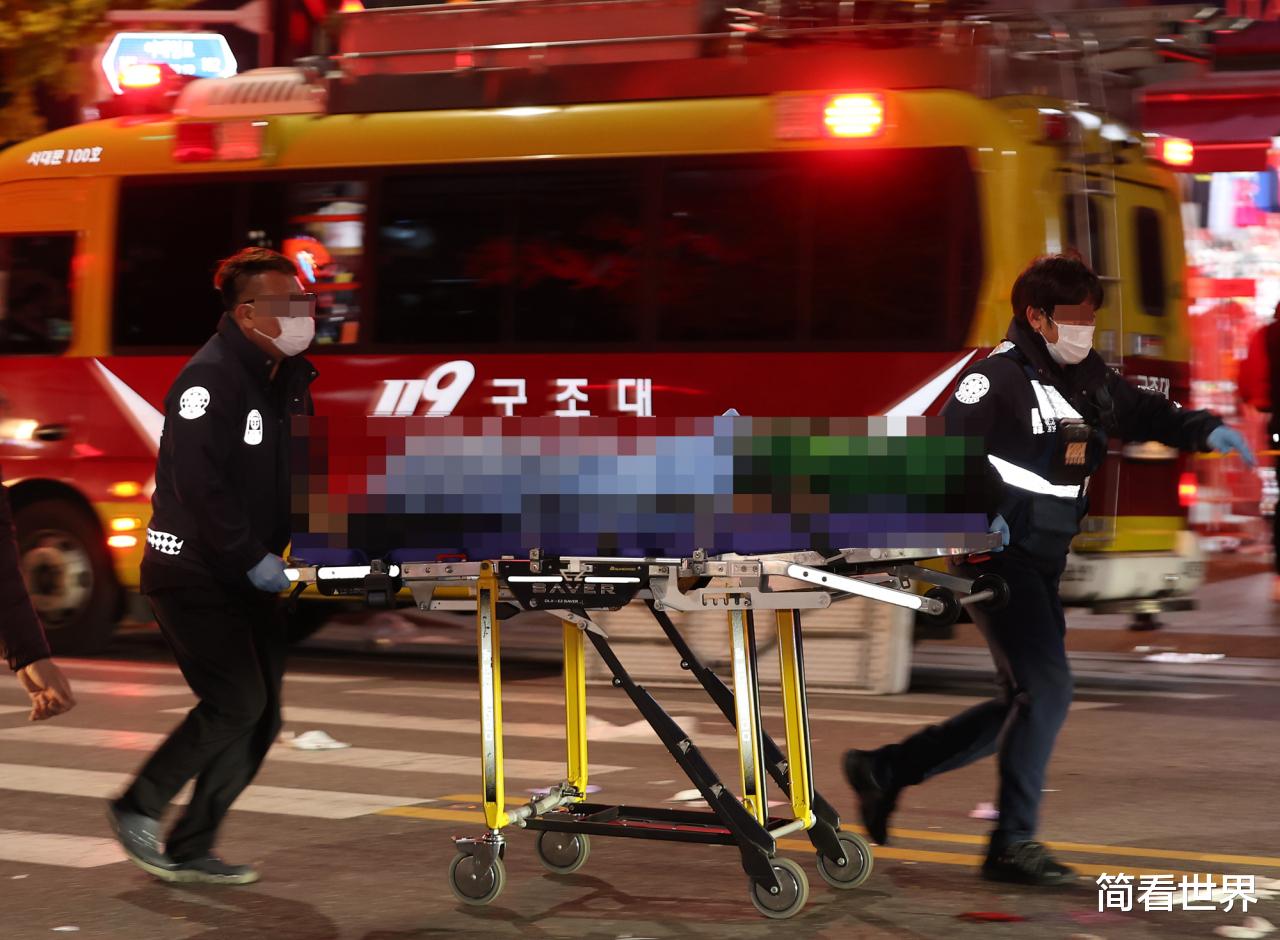 韩国死亡小巷长45米宽仅4米,活人堆叠像坟墓,女孩撕心裂肺喊叫