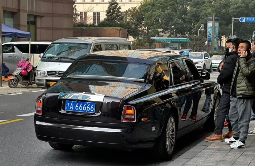 王鹤棣新剧惹争议,用假车牌被交警拖走,还曾陷入番位风波