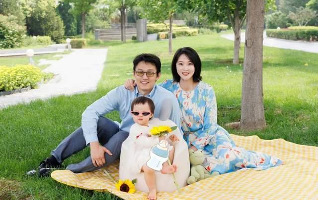 年糕|31岁惠若琪秀甜蜜亲子时光,老公扮演恐龙逗女儿,一家三口好温馨