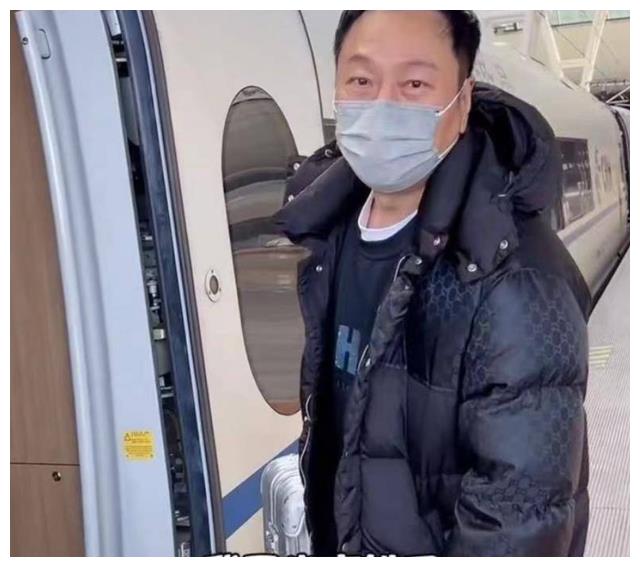 刘德华|刘德华坐高铁好兴奋！激动自拍跟家人分享，还对自己全身狂喷酒精