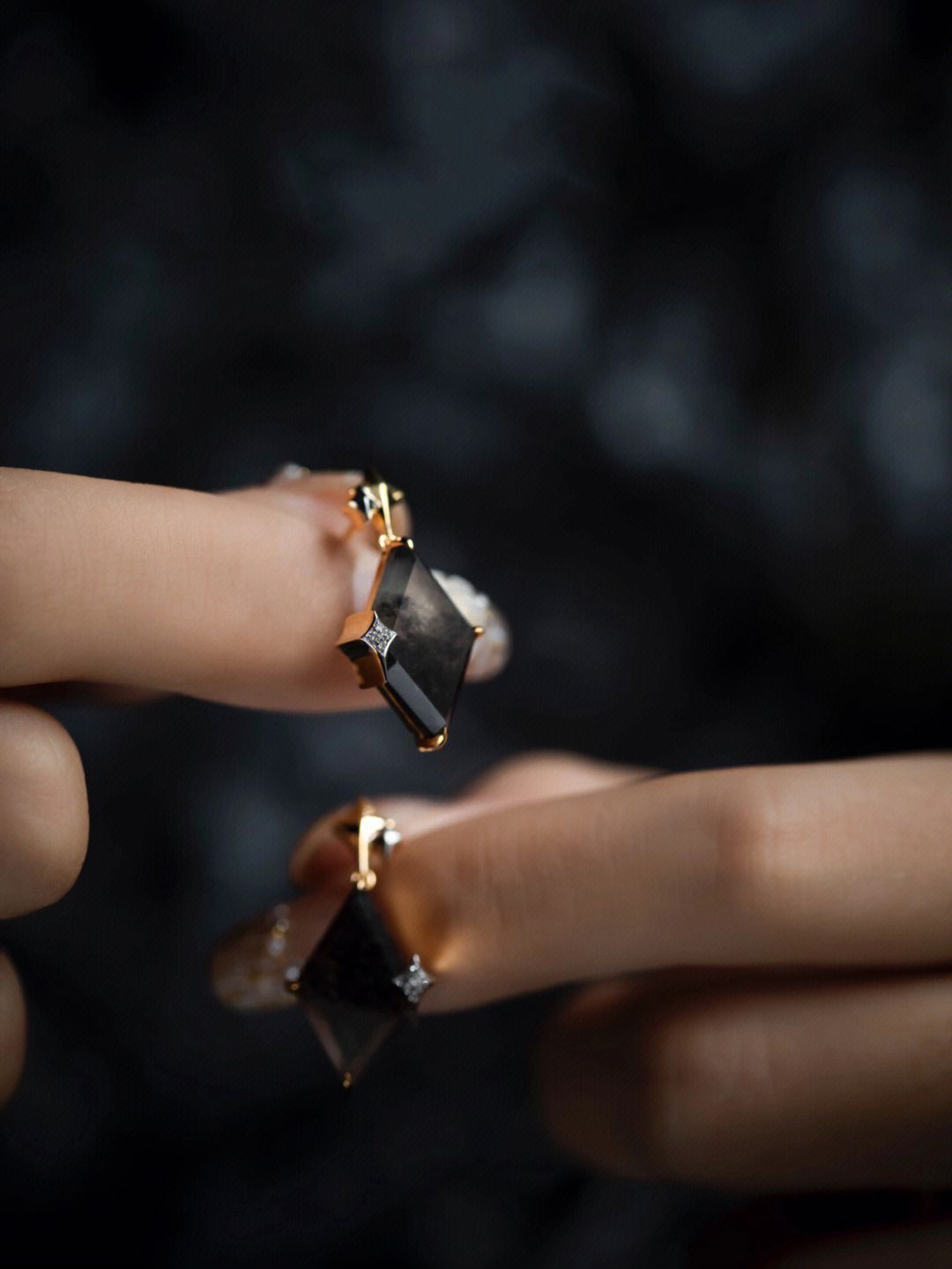 翡翠|别致风格的冰乌鸡翡翠风耳饰