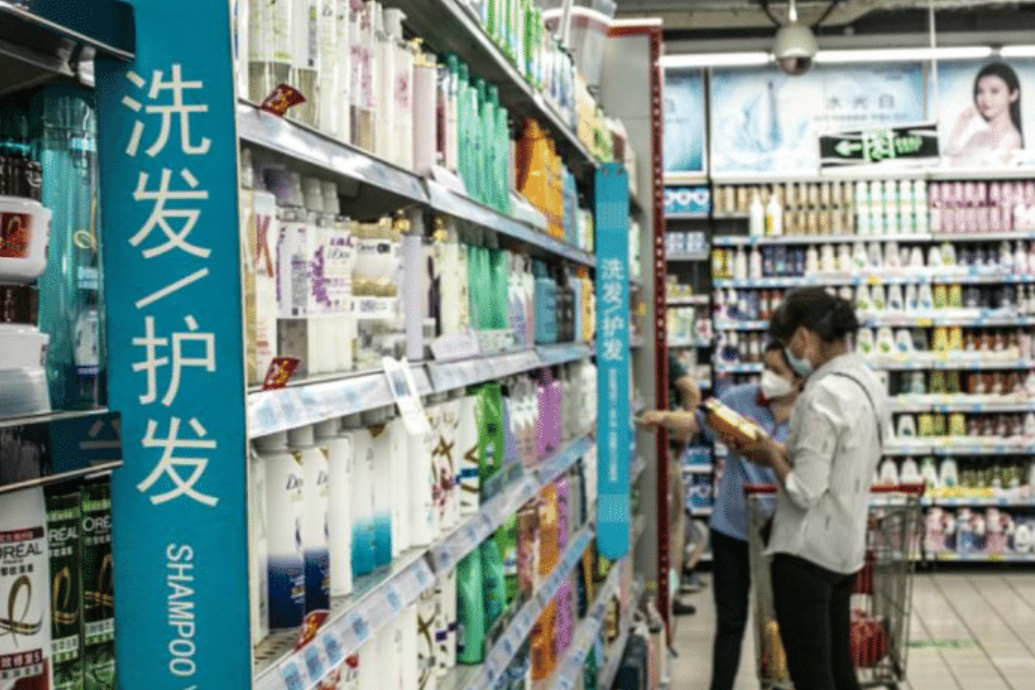 饮食 年轻人逐渐“嫌弃”超市里的洗发水，更愿意选择新国货，这是为什么？