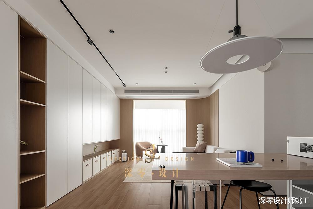 说实话,豪装不一定有她家舒适,客厅整面高柜有藏有露,收纳能力强悍