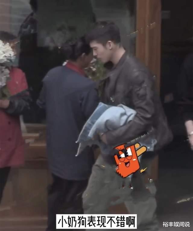 张雨绮|又换新男友？张雨绮携小鲜肉外出游玩，对方贴心帮其拎行李