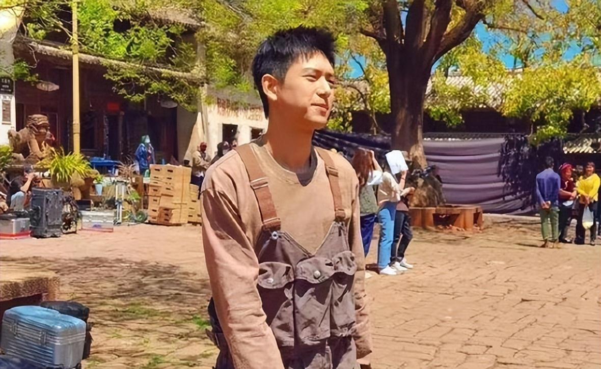 刘亦菲|刘亦菲新剧路透，与李现cp感满满，粉色卫衣尽显少女感