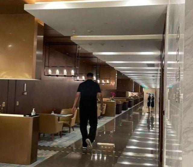 姚明|姚明疑似耍大牌，多次拒绝与女粉丝握手，网友吐槽更青睐外国人