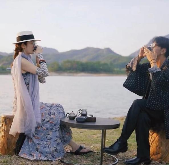 张敏|蒲巴甲和张敏骑车兜风，虽然张敏退圈多年，但仍然宛如少女般娇嫩