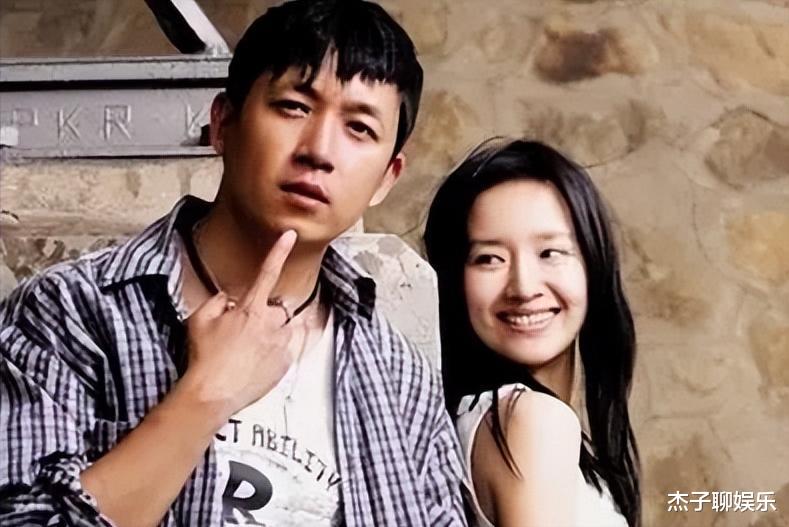 董洁|董洁潘粤明之子罕露面，高颜值抢眼少年感十足，五官像极了父亲