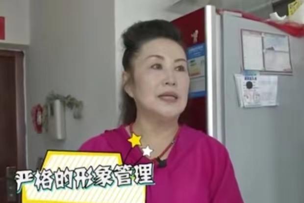 化妆 63岁大妈爱穿超短裙深V衣，倒垃圾买菜也要化妆，大爷：我纹眉了