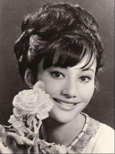 她是邵氏“新十二金钗”之一，师从天才导演秦剑，22岁却生子隐退