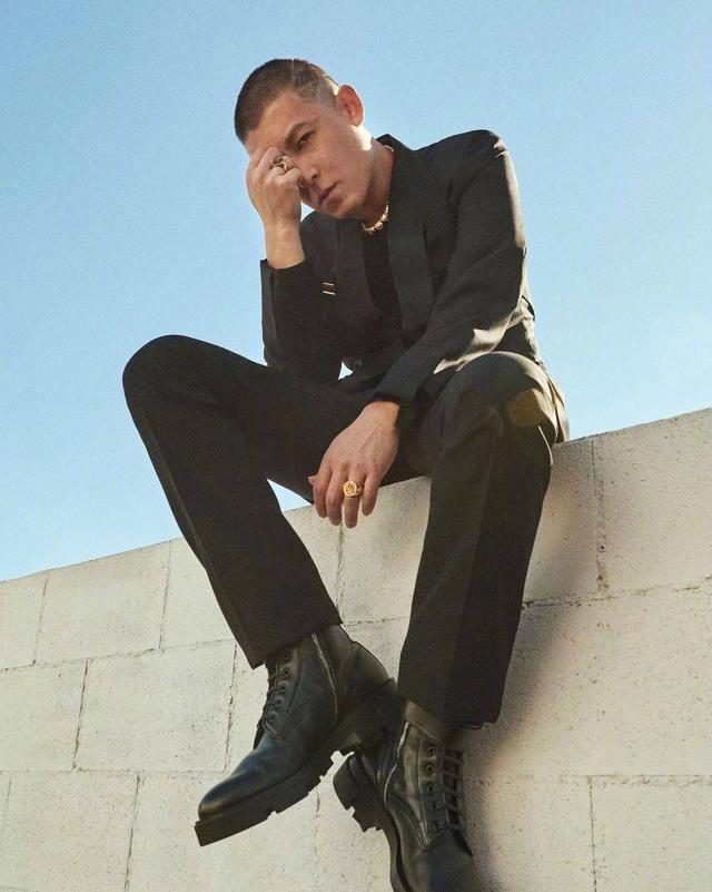 陈冠希|41岁陈冠希罕见晒娃营业,陪5岁女儿Alaia练习骑自行车,画面温馨有爱