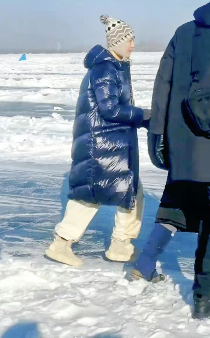 鹿晗|《五哈》第三季东北新路透：鹿晗贴心给粉丝送汤，邓超好有喜感