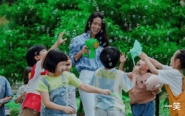 孙艺珍|孙艺珍结婚后首度现身,穿迷你连衣裙对镜头比心甜笑,幸福满满