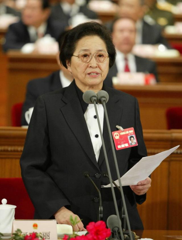 她毕业于北大医学院,曾担任北京副市长,晚年官至副国级,活到88岁