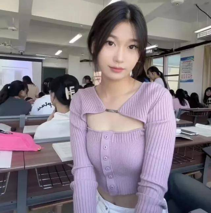 女大学生晒教室自拍照,却被指责穿着暴露,穿衣自由惹到谁了