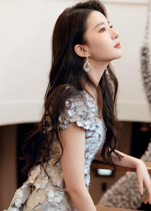 刘亦菲|刘亦菲大长裙展示绝美一面