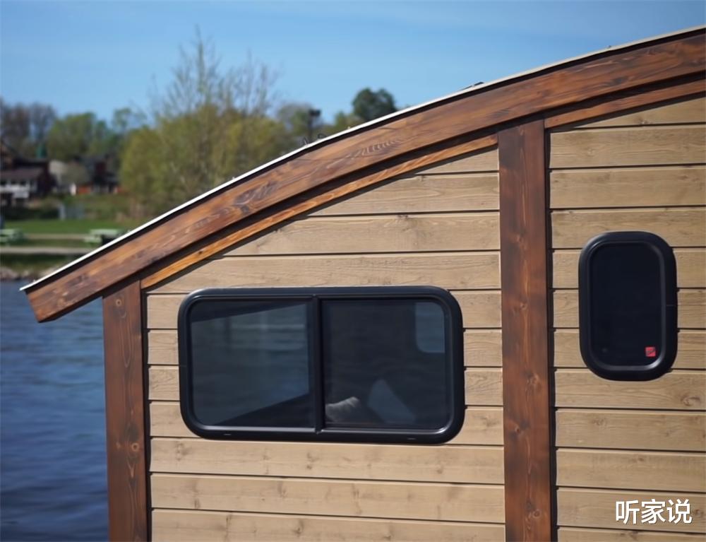 一位木工为过“水上生活”,亲手建起18㎡船屋,虽是蜗居却太舒适