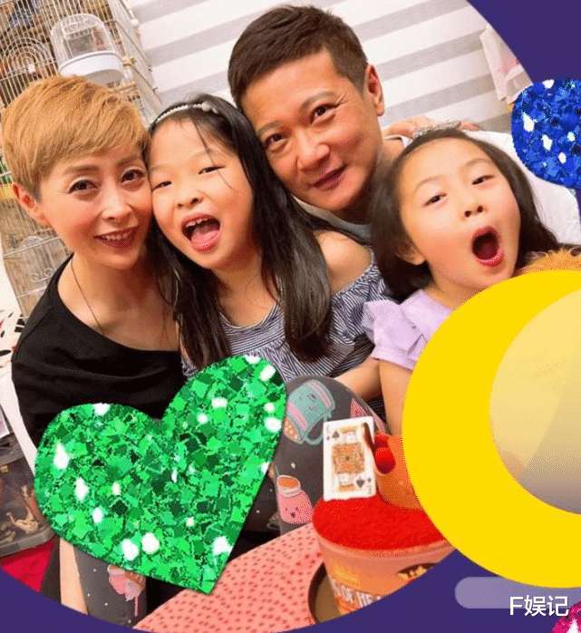汤盈盈|汤盈盈钱嘉乐罕见晒一家四口全家福 夫妻俩与女儿脸贴脸露开心大笑