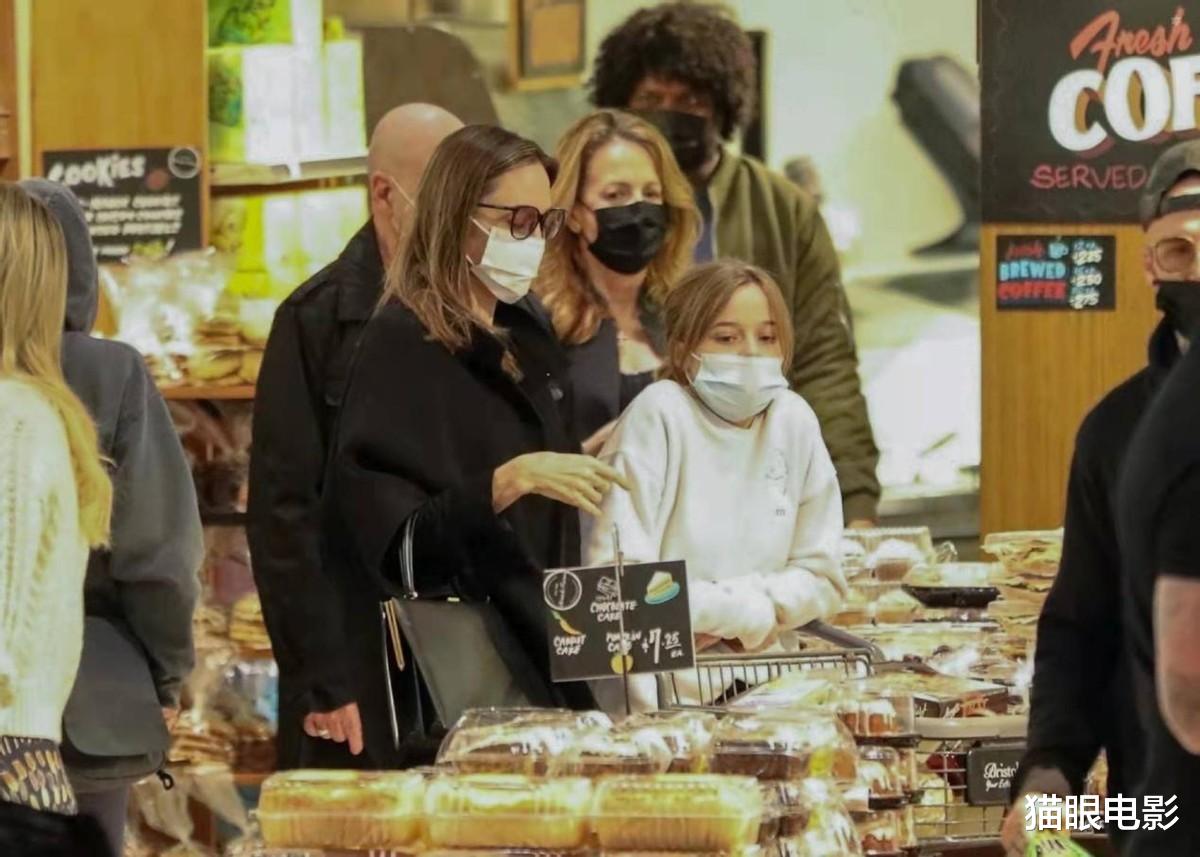 安吉丽娜·朱莉|朱莉大女儿身材超赞！大长腿又细又直，才15岁身高已到妈妈下巴