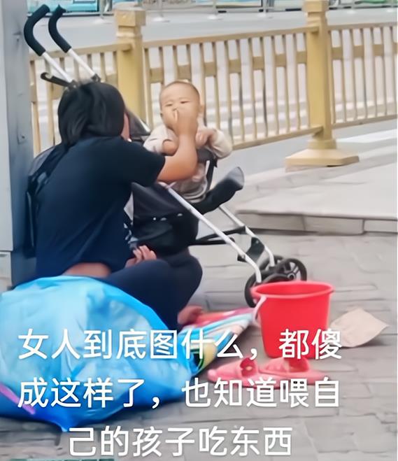 “痴傻成这样不忘给娃喂饭”河南女人带孩子街头流浪,行人感慨
