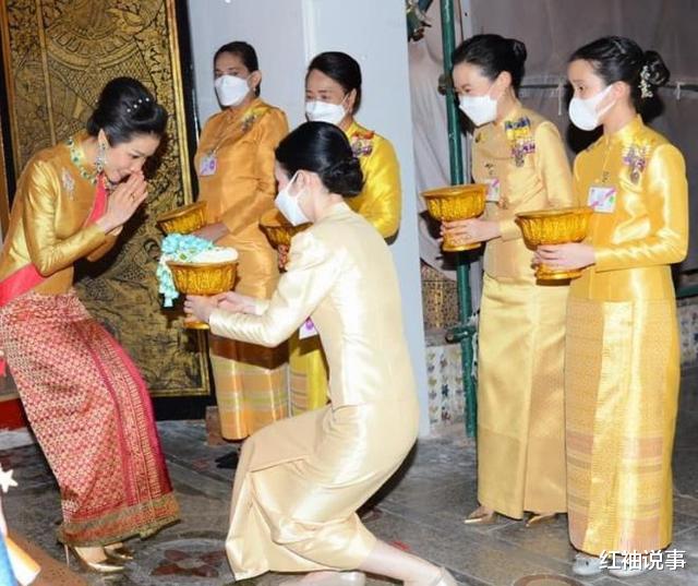 诗妮娜|诗妮娜发出求救信号，挤进大合影博关注，期望70岁泰王回心转意