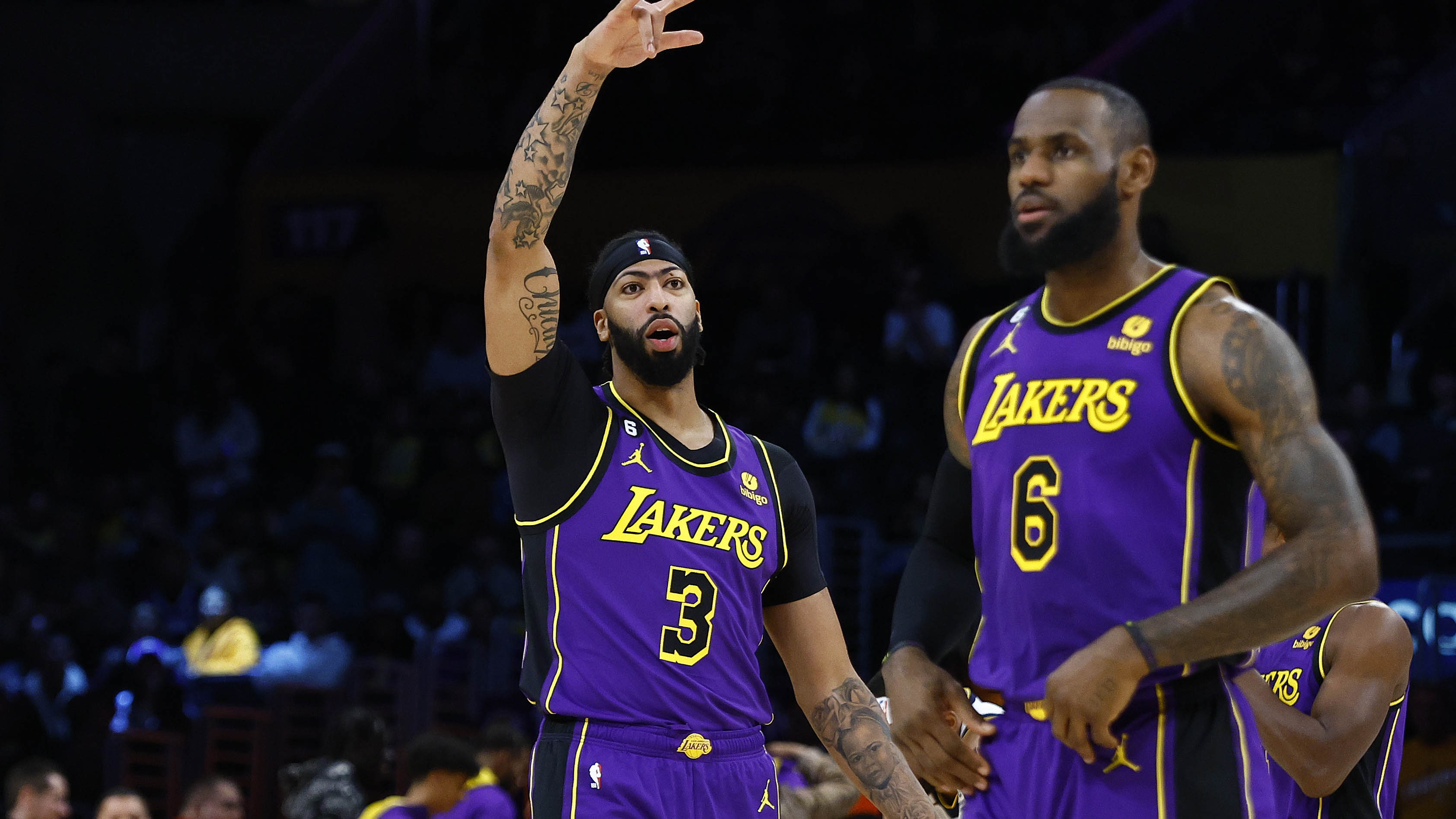 是时候狠心下手了!美媒建议湖人交易印城2大将,2首轮上货架