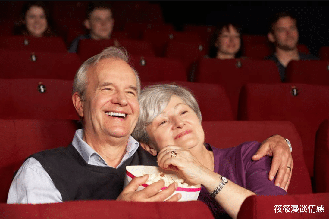 立秋|面对女牌友的投怀送抱,66岁大爷:我是老了,但不糊涂