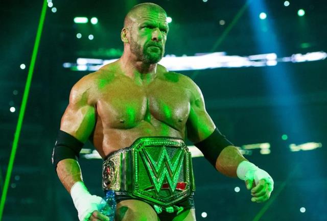 wwe|WWE老麦长孙进军橄榄球界，未来或助公子哥夺权！斯蒂芬妮再降权