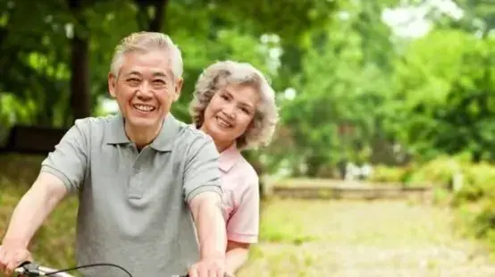 老年人生病后,就明白了父母和子女之间没有亲情可言