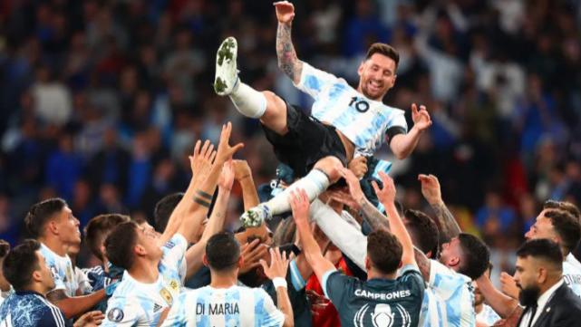 阿根廷队|6万人见证！阿根廷夺冠后狂欢，梅西被高高抛起，欧洲杯冠军不堪一击