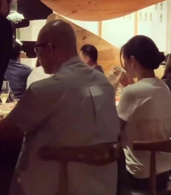 具俊晔|大S带老公聚餐！穿衬衫嫩成少女，53岁具俊晔猛男体型好有安全感