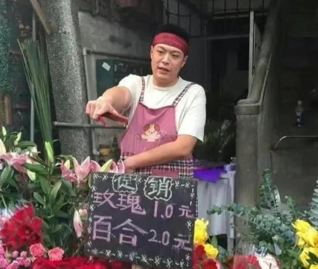 12年前退出德云社，刘云天和曹云金三上春晚，如今落魄到街头卖花