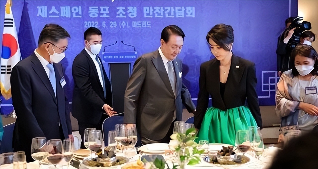 眼影 韩国夫人在阿联酋国宴放大招！穿宫廷风小黑裙气场好强，好隆重啊