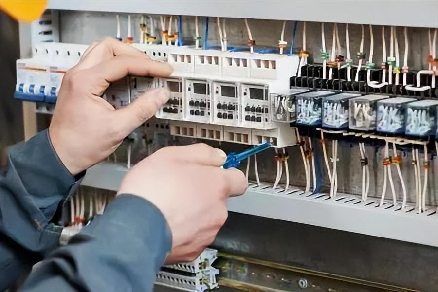 1.5匹空调要用4平方电线吗?老电工吐槽:家里有“矿”才这样做