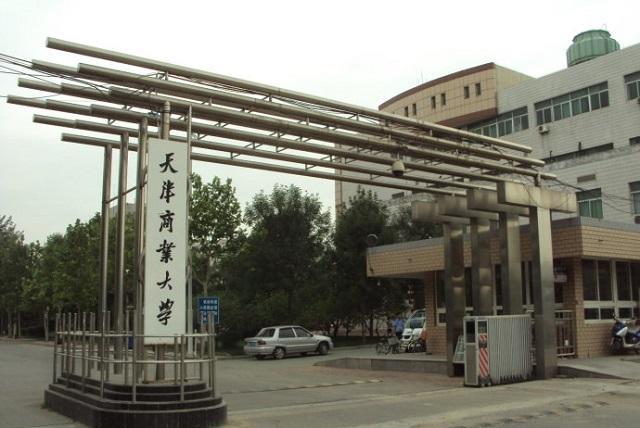 2000年一女工车库遇16岁孤儿,含泪将其收养,15年后被回报1530万