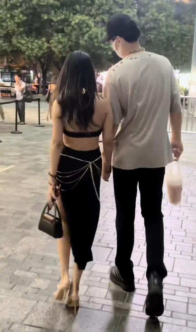 女子穿着露腰裙,与男友拉手走在街上,大妈:这是一名男大学生