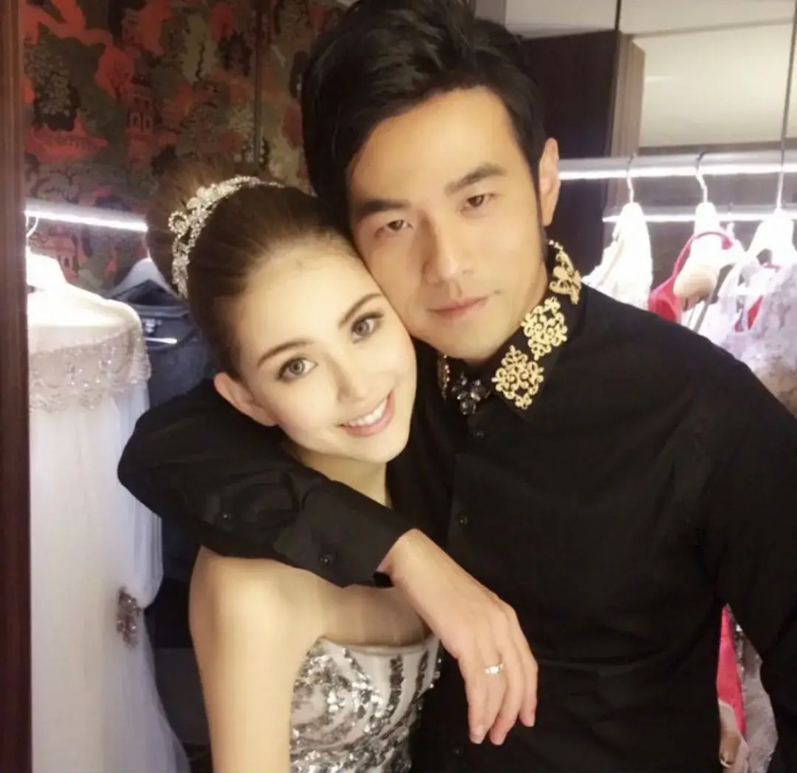 穿衣搭配 昆凌怀三胎状态真好，穿宽松衬衣孕肚明显，扎马尾辫小脸依旧精致