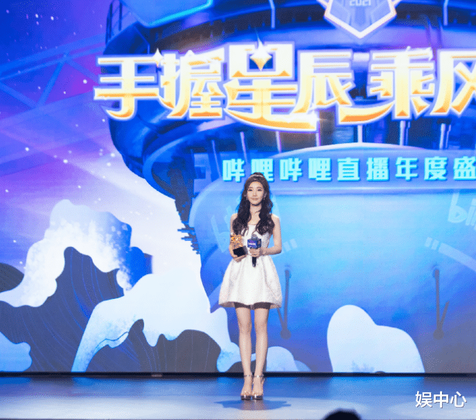 王嘉尔|冯提莫出席活动造型惊艳，状态很好，网友直呼：白月光