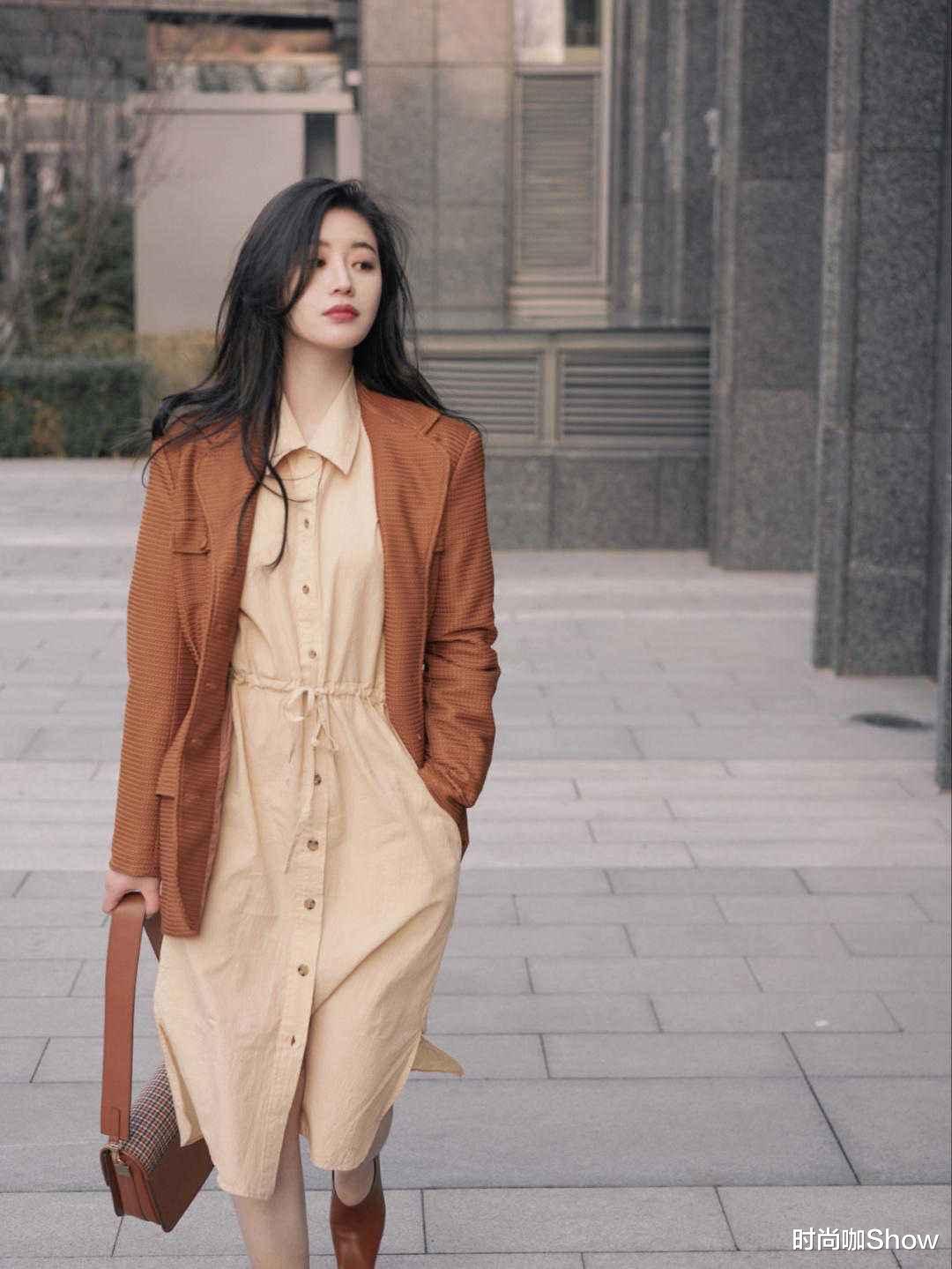 穿衣搭配|气质优雅的女人，春夏都会穿西装，这样搭干练又高级