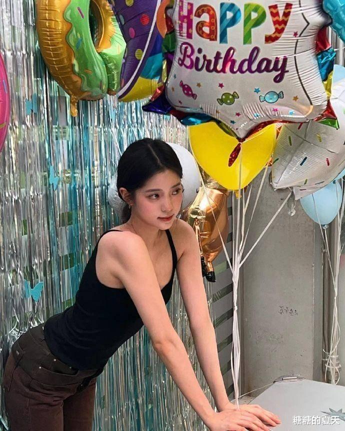 欧阳娜娜|刚刚22岁的欧阳娜娜是还在发育吗，上身看着肉感了不少，但腿真细