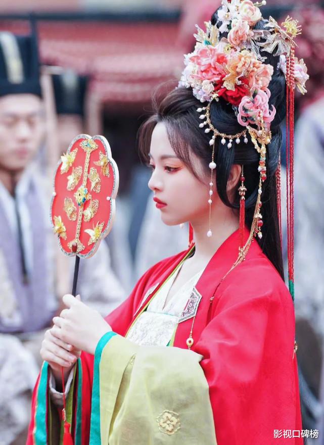 杨超越|杨超越新剧放花絮照，网友吐槽用力过猛，“锦鲤”面对的问题不少
