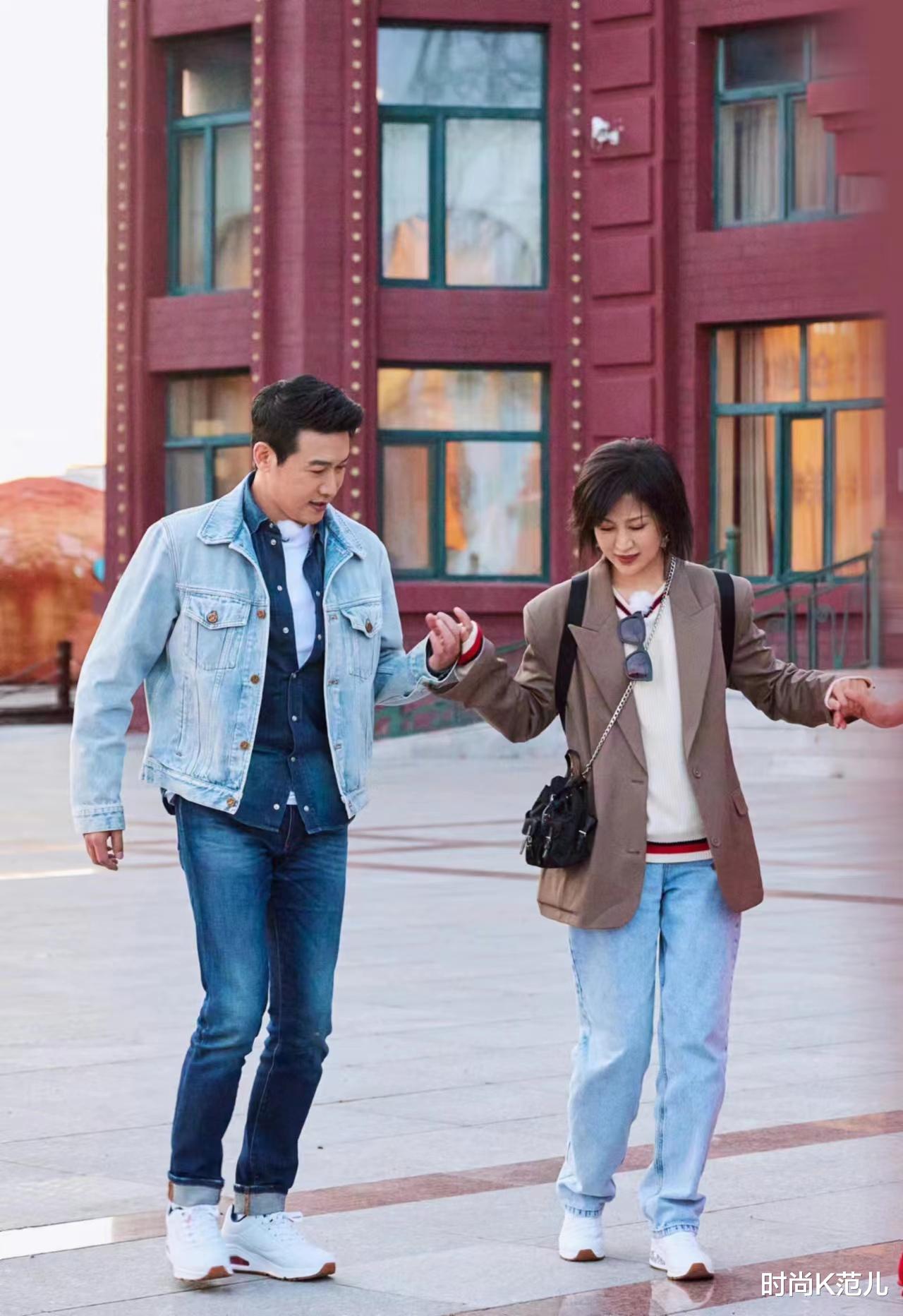 穿衣搭配|陆毅鲍蕾夫妇节目穿搭，鲍蕾西装清爽干练，陆毅牛仔叠穿休闲时髦